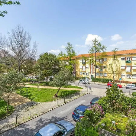 Sunny, Bright And Quiet Apartment, By Timecooler * Lisbon